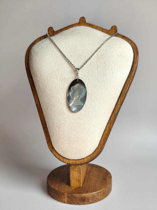 L'Inattendue — Brume d'Argent — Collier Camée Moderne