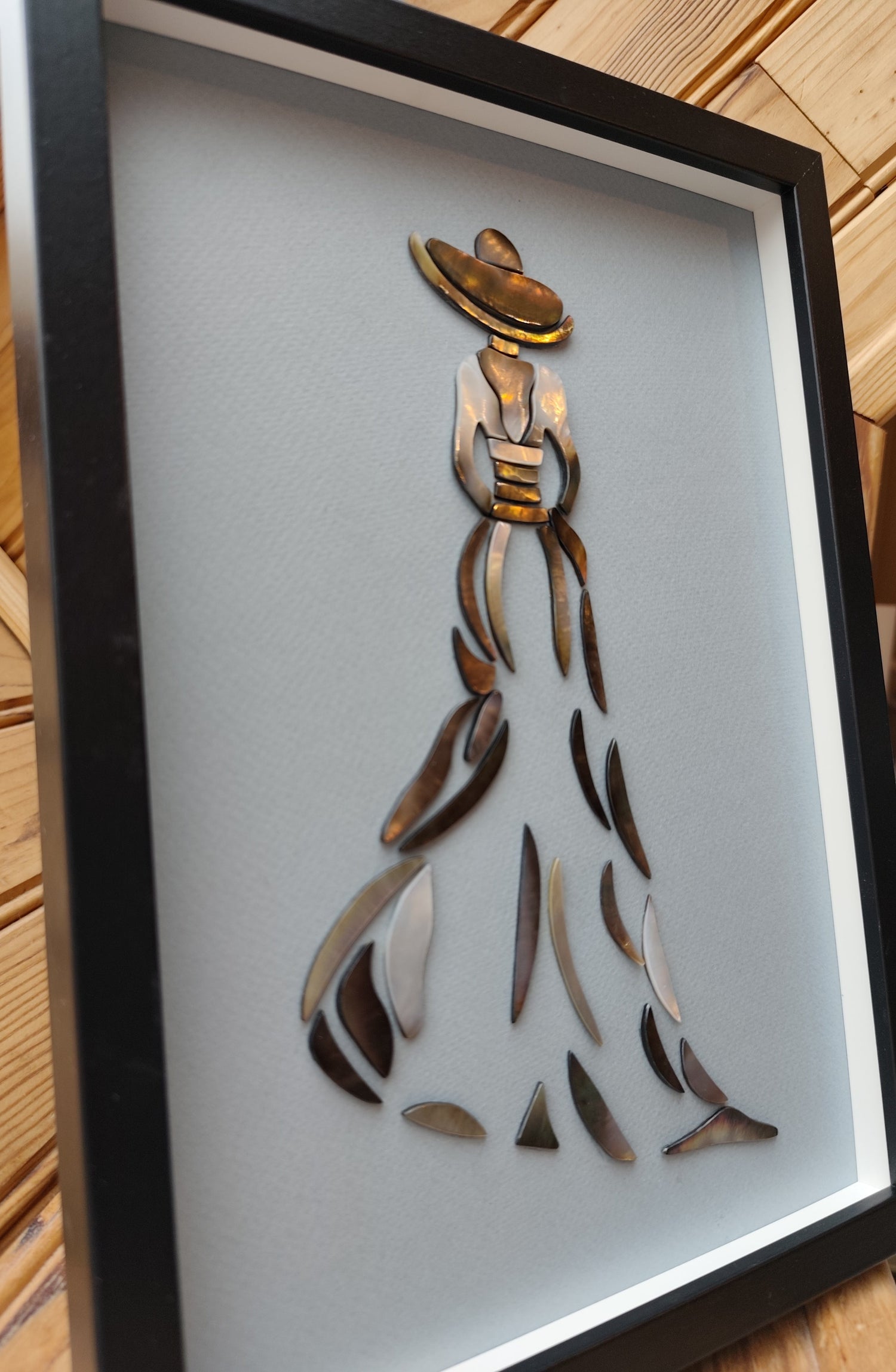 Tableaux & Miroirs - Illuminez et habillez votre intérieur de reflets nacrés. Des créations uniques à suspendre ou à poser selon les modèles pour capturer la lumière.