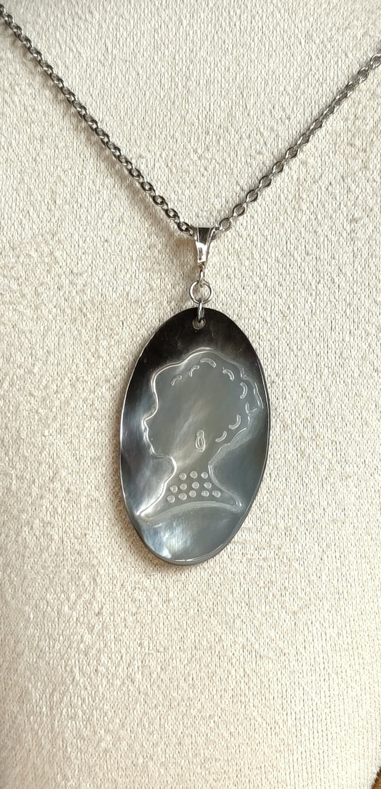 L'Inattendue — Brume d'Argent — Collier Camée Moderne