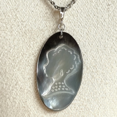 L'Inattendue — Brume d'Argent — Collier Camée Moderne
