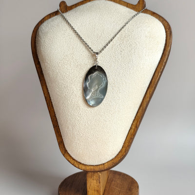L'Inattendue — Brume d'Argent — Collier Camée Moderne