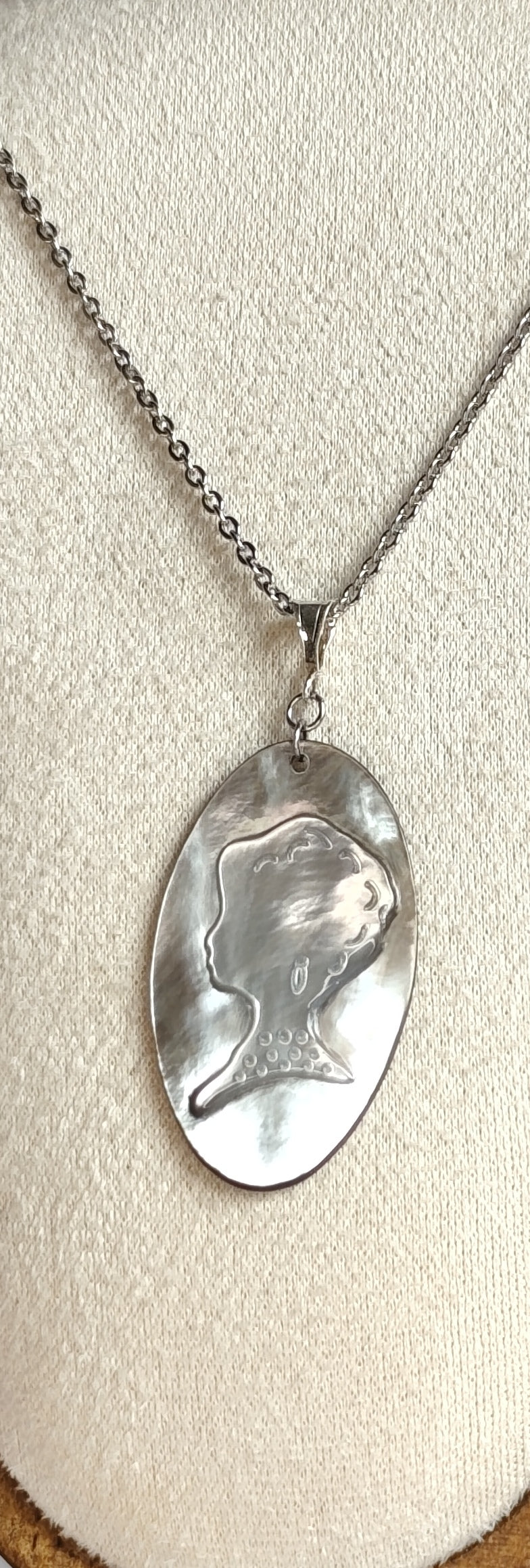 L'Inattendue — Brume d'Argent — Collier Camée Moderne