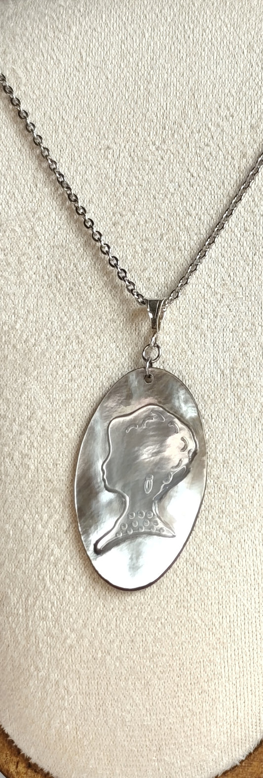 L'Inattendue — Brume d'Argent — Collier Camée Moderne