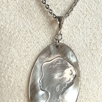 L'Inattendue — Brume d'Argent — Collier Camée Moderne