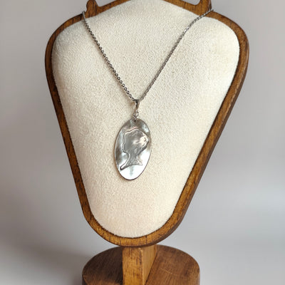 L'Inattendue — Brume d'Argent — Collier Camée Moderne