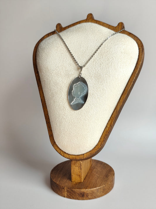 L'Inattendue — Brume d'Argent — Collier Camée Moderne