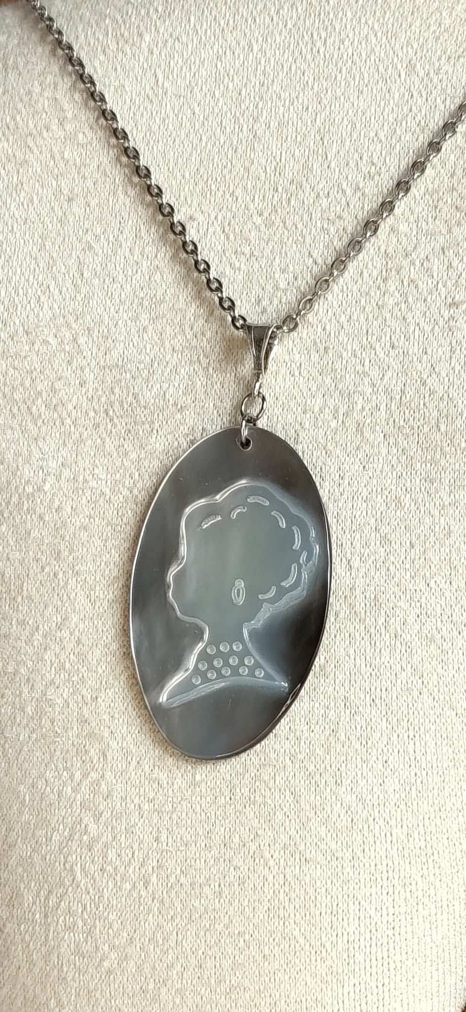 L'Inattendue — Brume d'Argent — Collier Camée Moderne