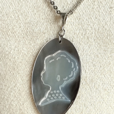 L'Inattendue — Brume d'Argent — Collier Camée Moderne