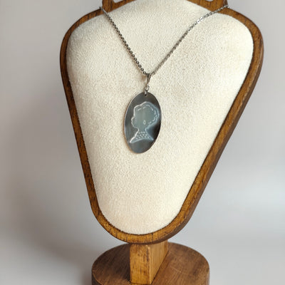 L'Inattendue — Brume d'Argent — Collier Camée Moderne