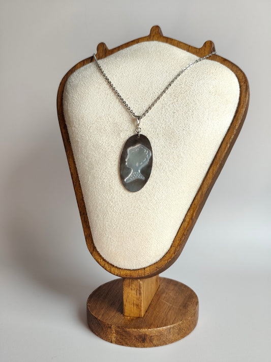 L'Inattendue — Brume d'Argent — Collier Camée Moderne