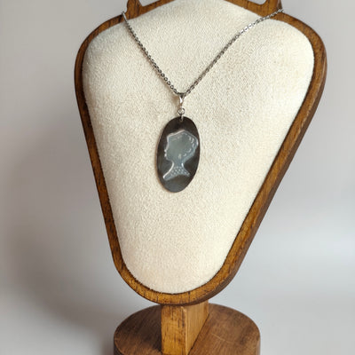 L'Inattendue — Brume d'Argent — Collier Camée Moderne