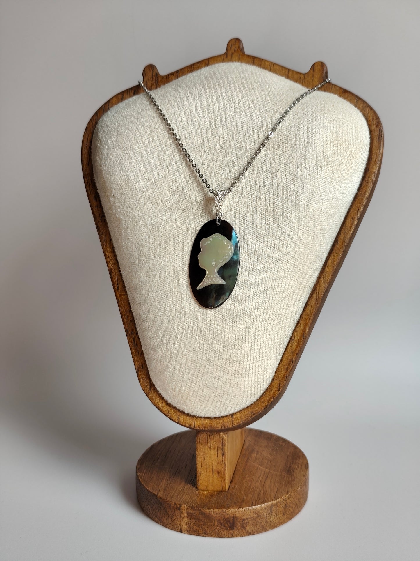 L'Inattendue — Ombre Marine— Collier Camée Moderne
