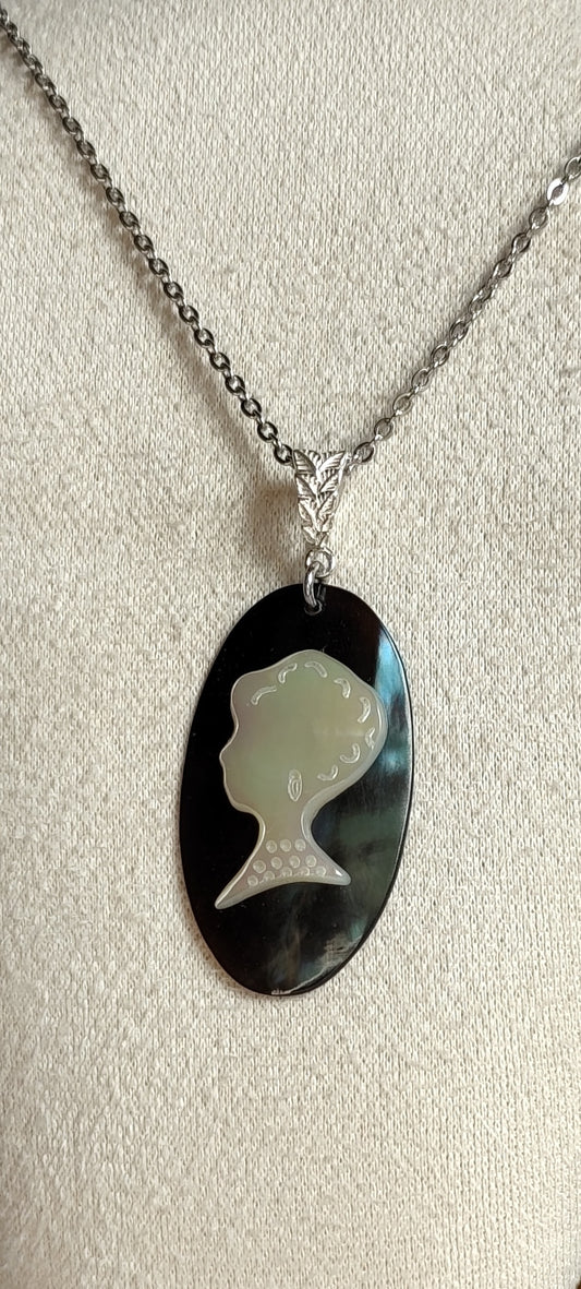 L'Inattendue — Ombre Marine— Collier Camée Moderne