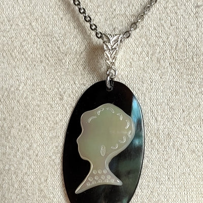 L'Inattendue — Ombre Marine— Collier Camée Moderne