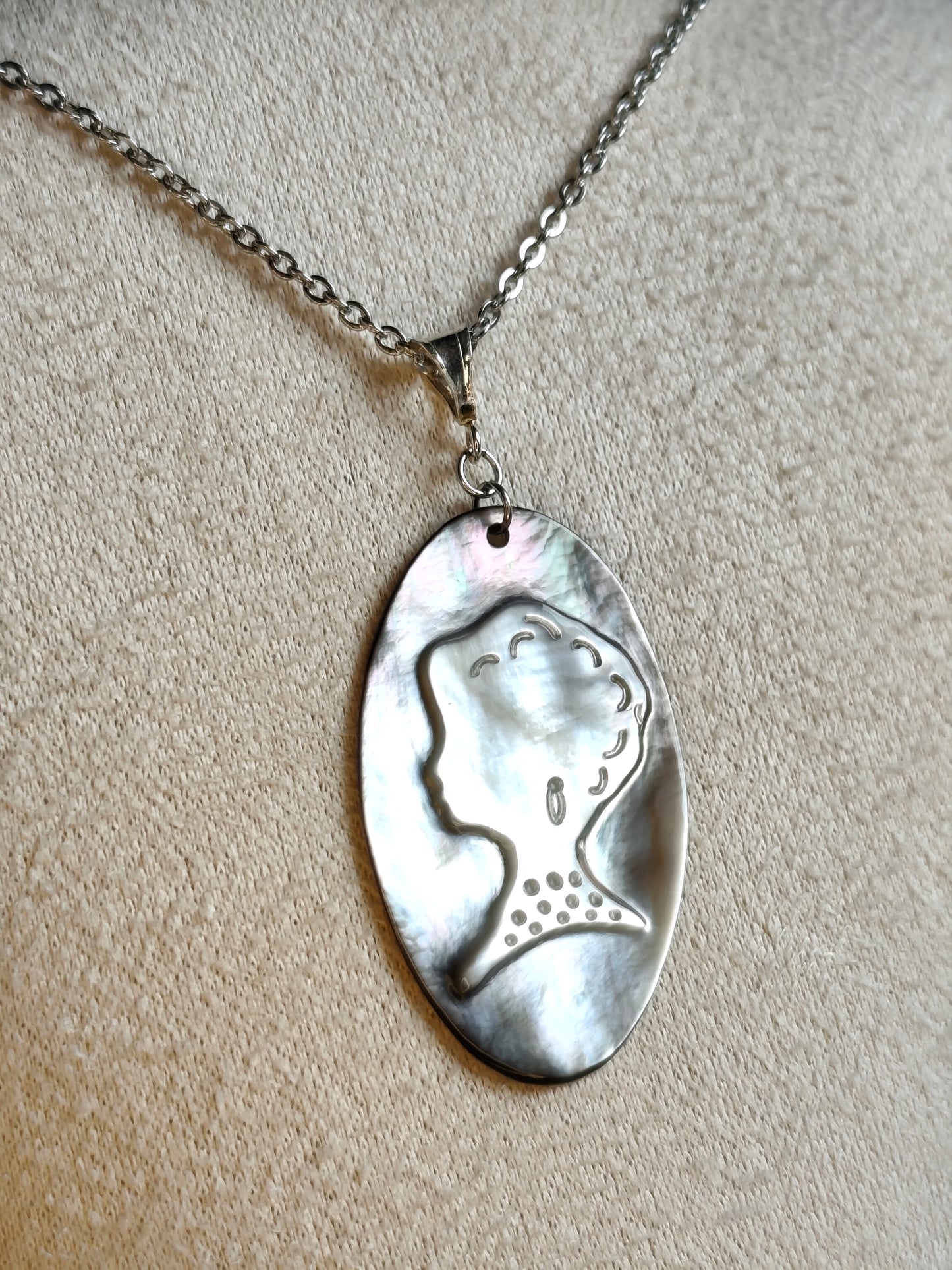 L'Inattendue — Brume d'Argent — Collier Camée Moderne