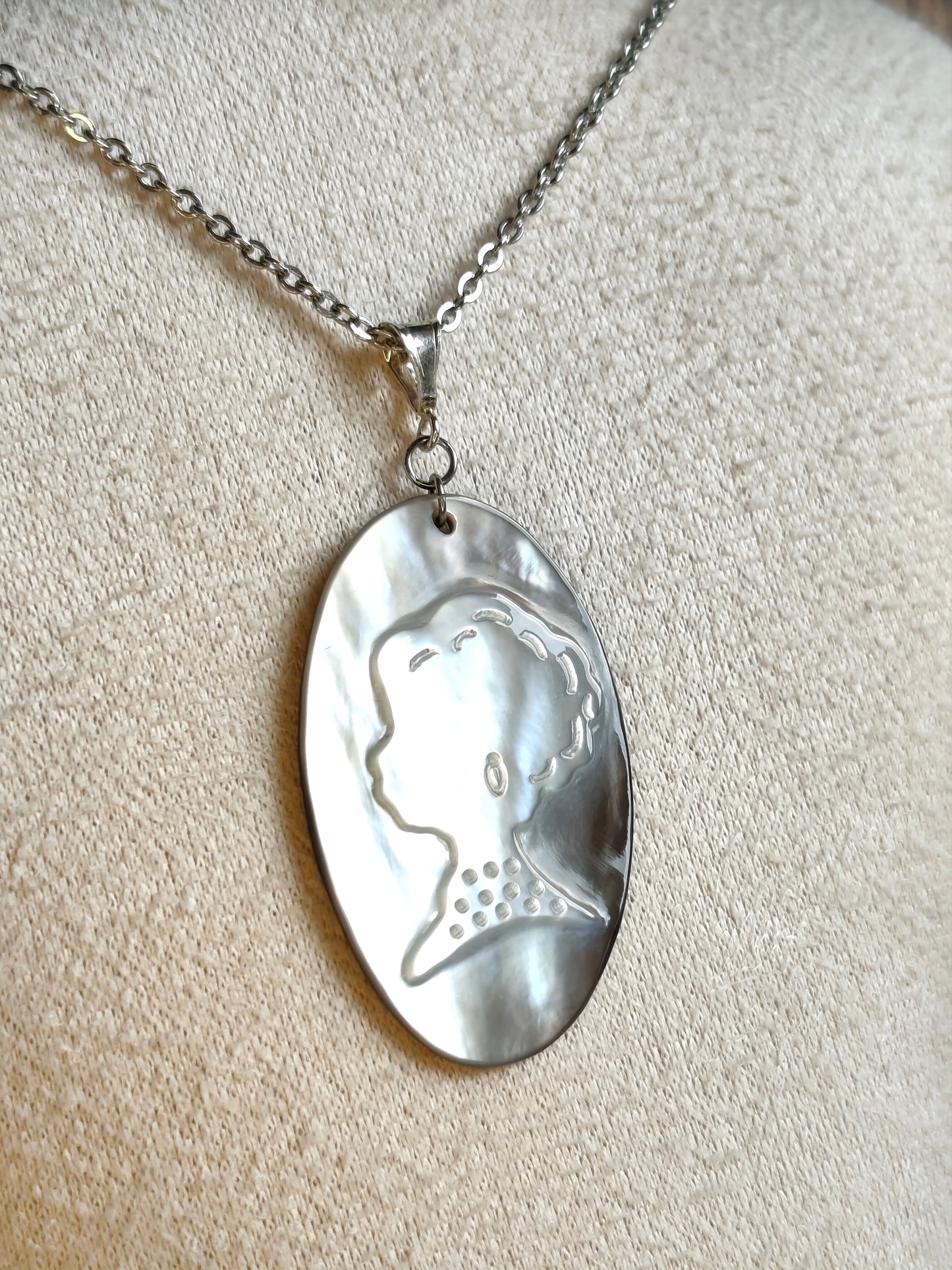 L'Inattendue — Brume d'Argent — Collier Camée Moderne