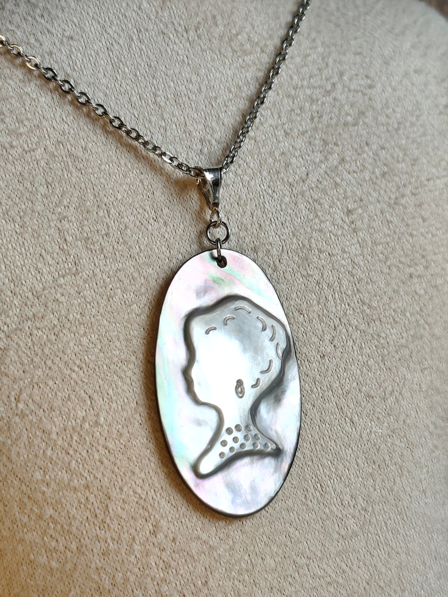L'Inattendue — Brume d'Argent — Collier Camée Moderne