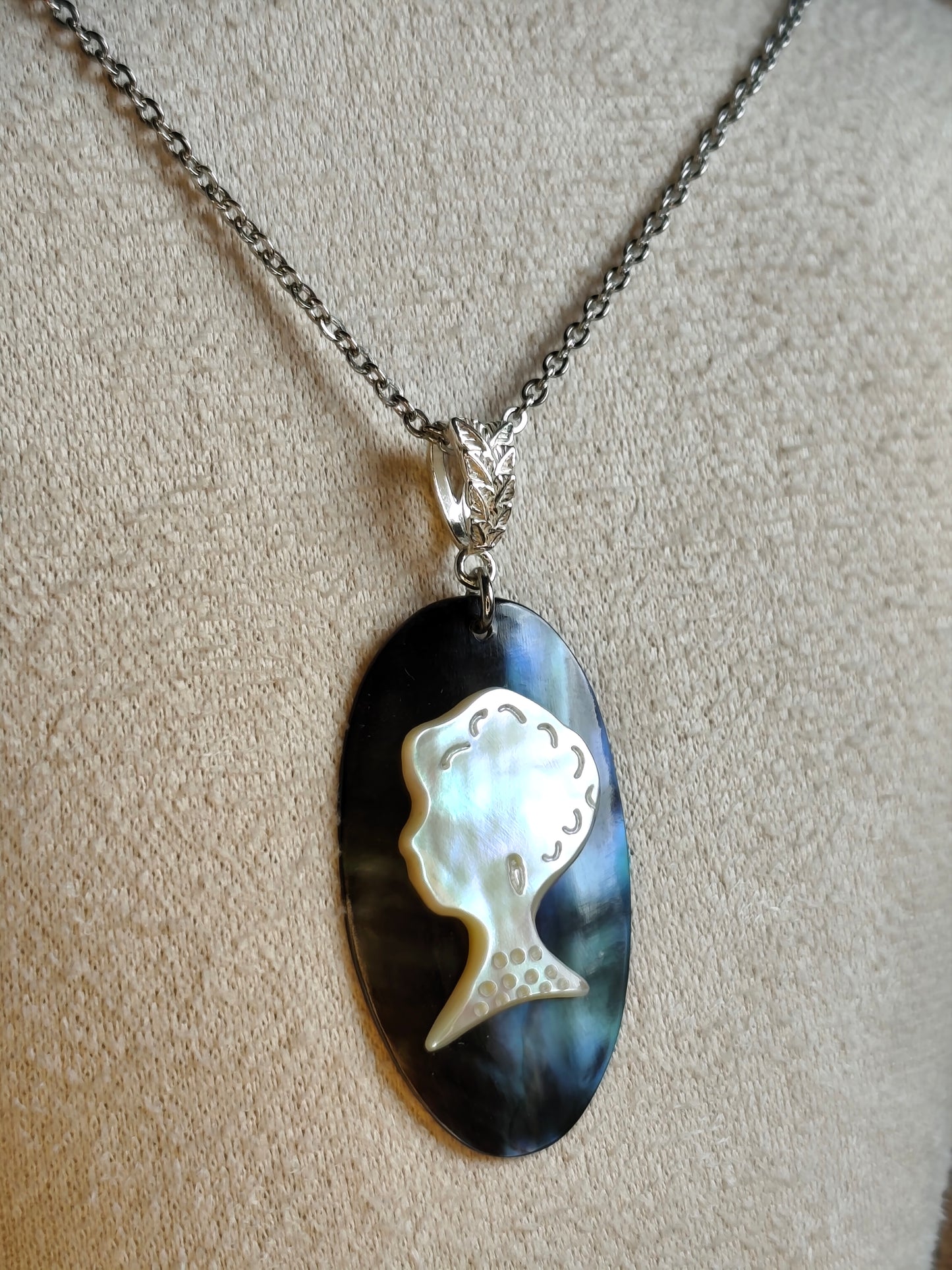 L'Inattendue — Ombre Marine— Collier Camée Moderne