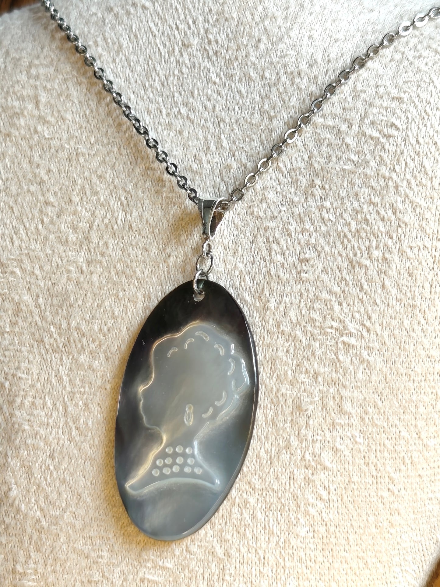 L'Inattendue — Brume d'Argent — Collier Camée Moderne