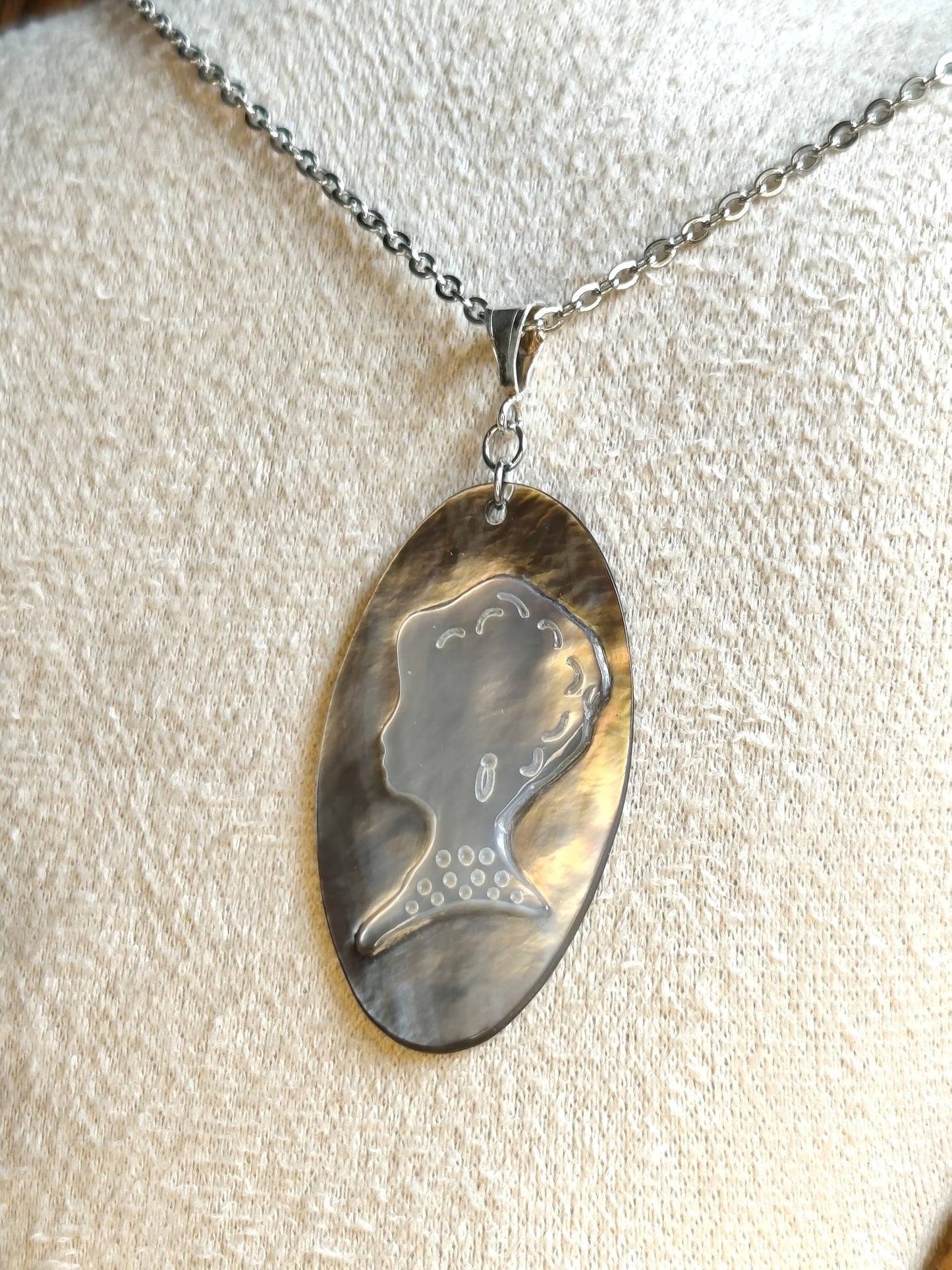 L'Inattendue — Brume d'Argent — Collier Camée Moderne