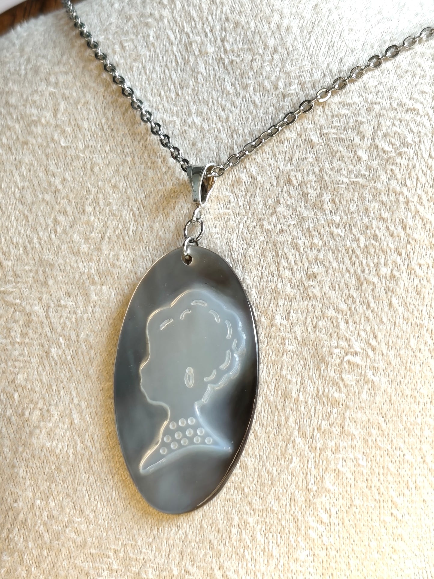 L'Inattendue — Brume d'Argent — Collier Camée Moderne