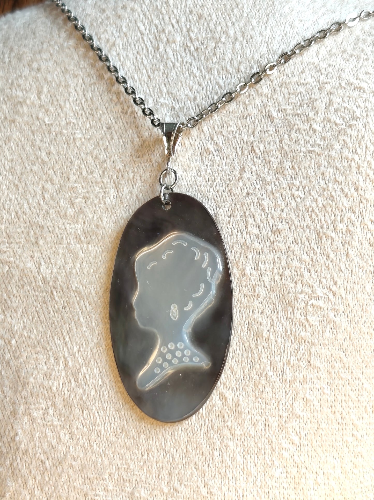 L'Inattendue — Brume d'Argent — Collier Camée Moderne