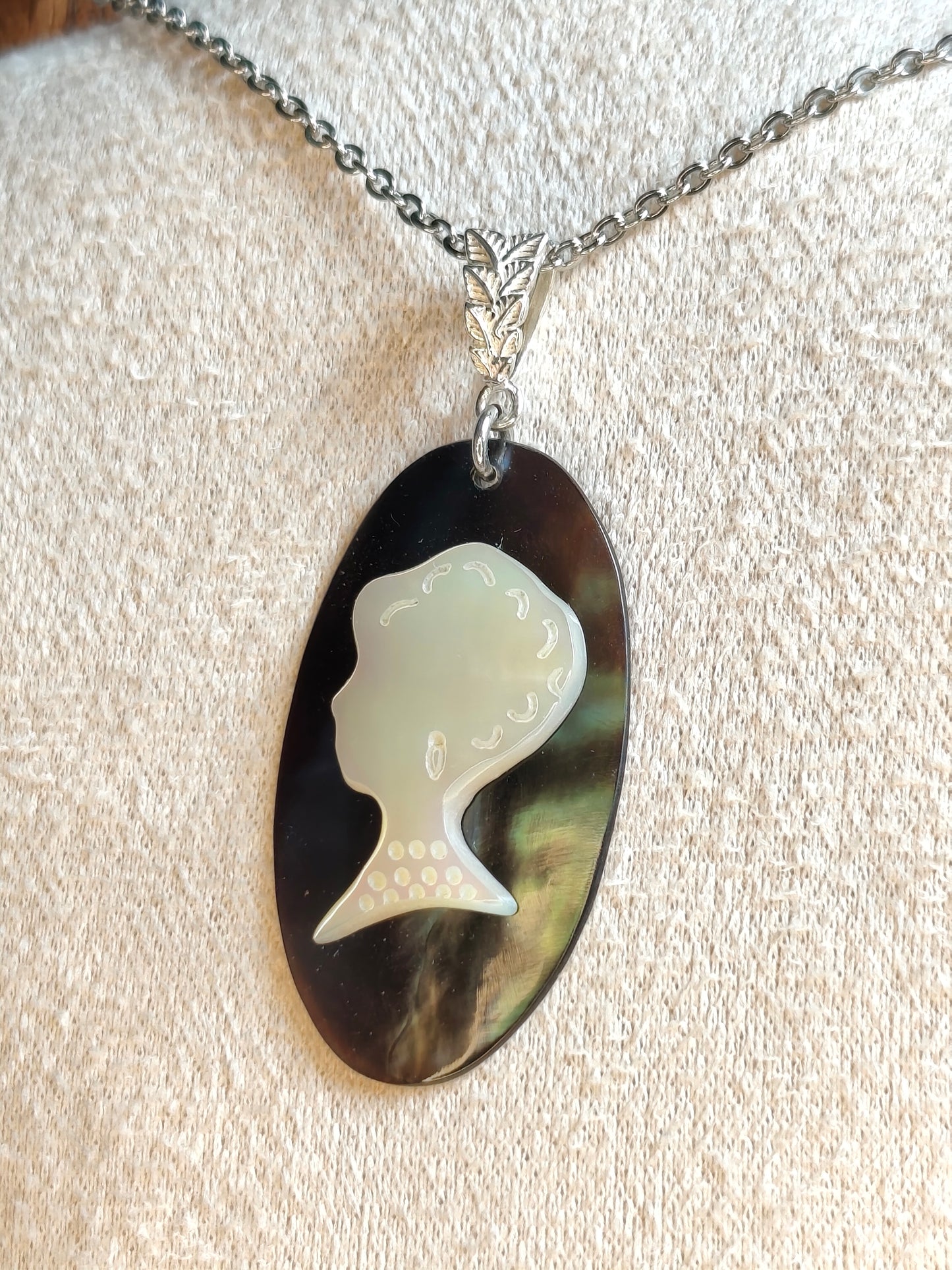 L'Inattendue — Ombre Marine— Collier Camée Moderne