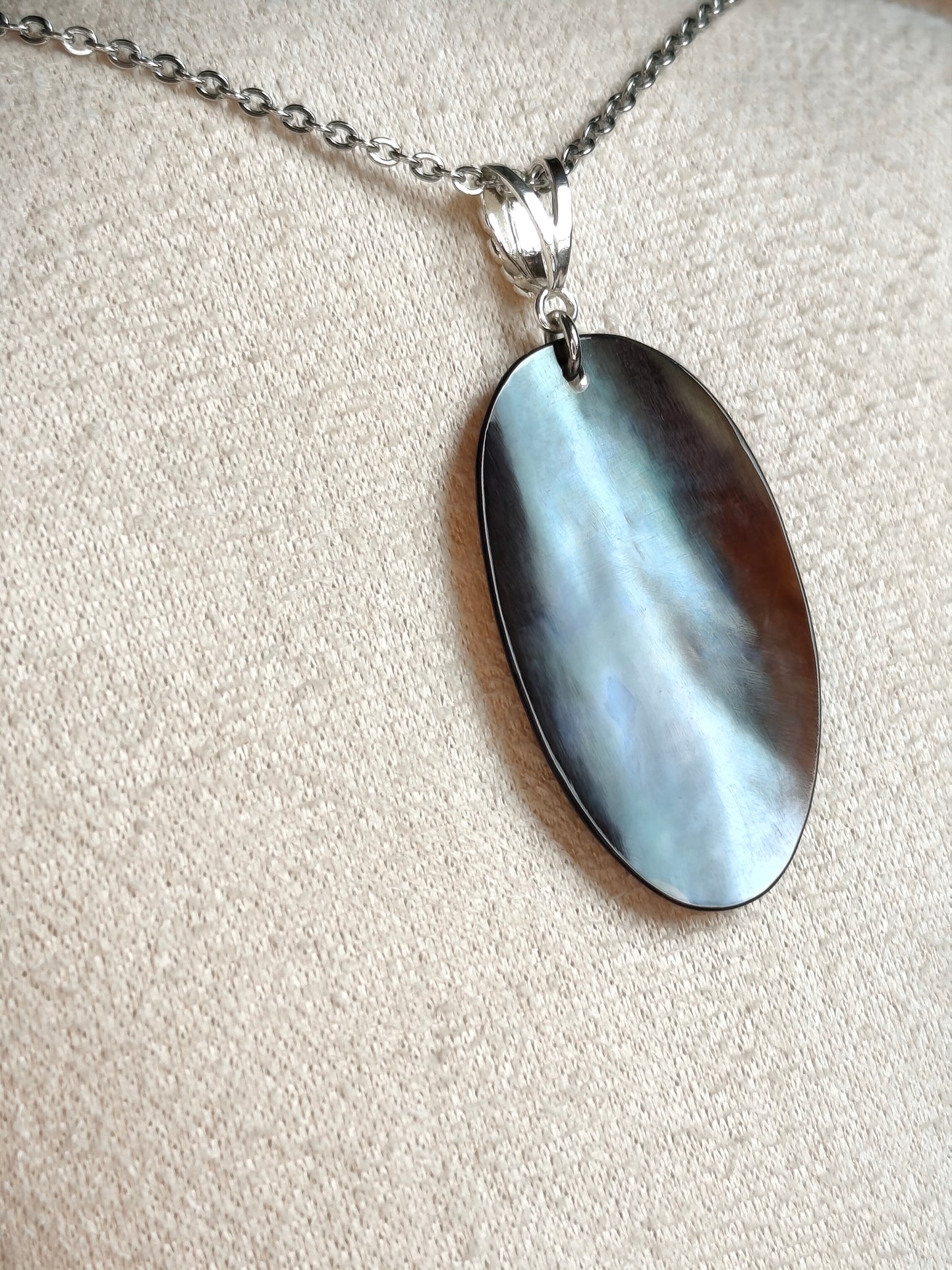 L'Inattendue — Ombre Marine— Collier Camée Moderne