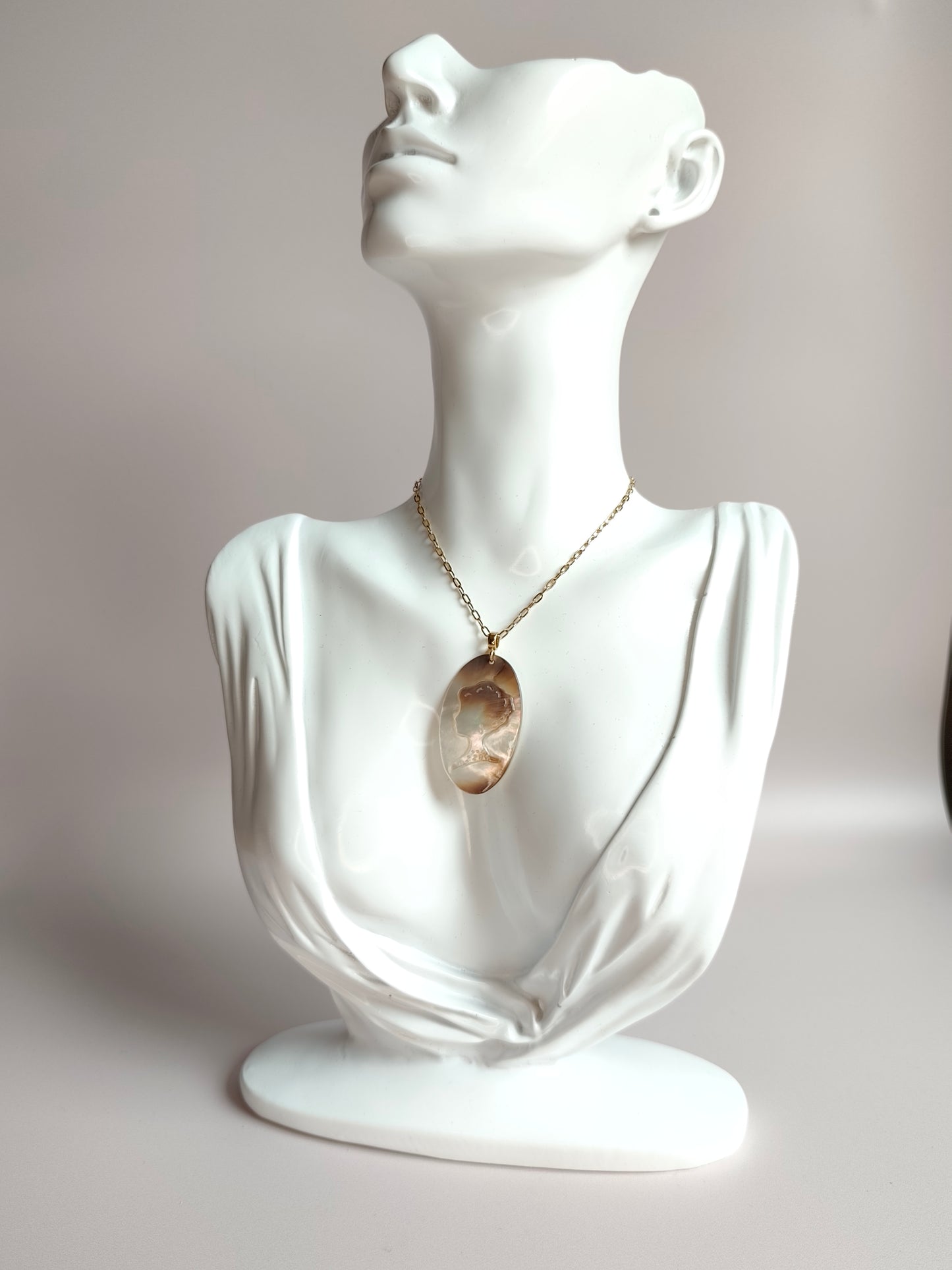 L'Inattendue — Brume d'Argent — Collier Camée Moderne