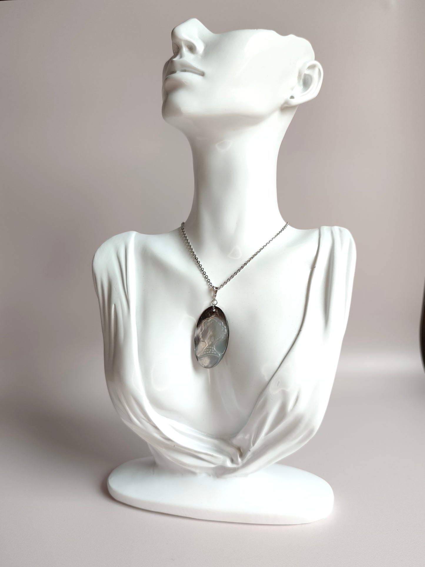 L'Inattendue — Brume d'Argent — Collier Camée Moderne