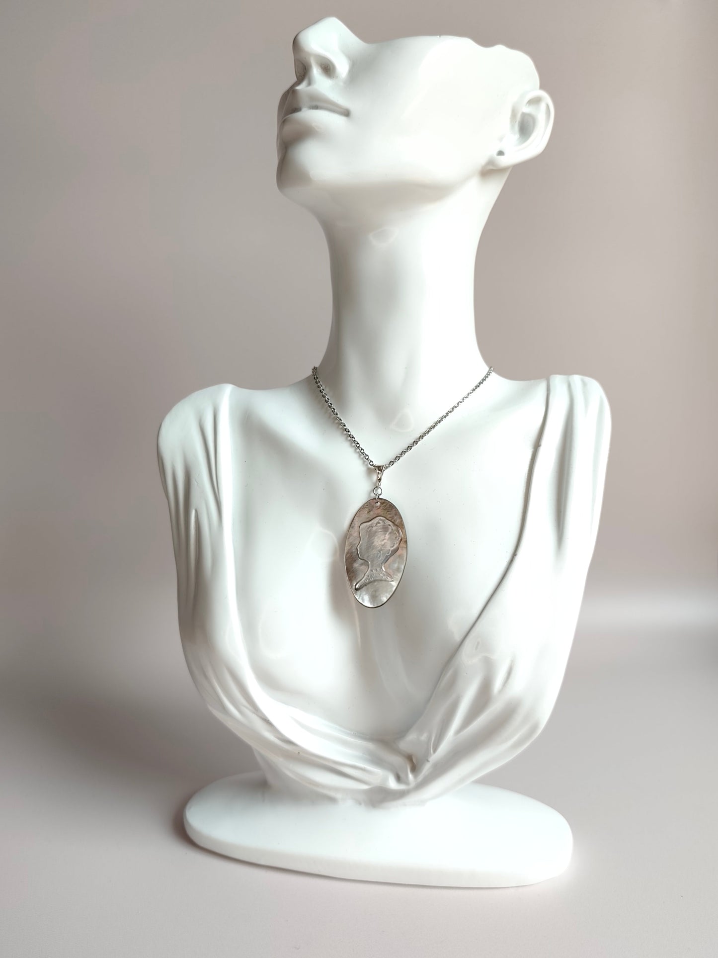 L'Inattendue — Brume d'Argent — Collier Camée Moderne