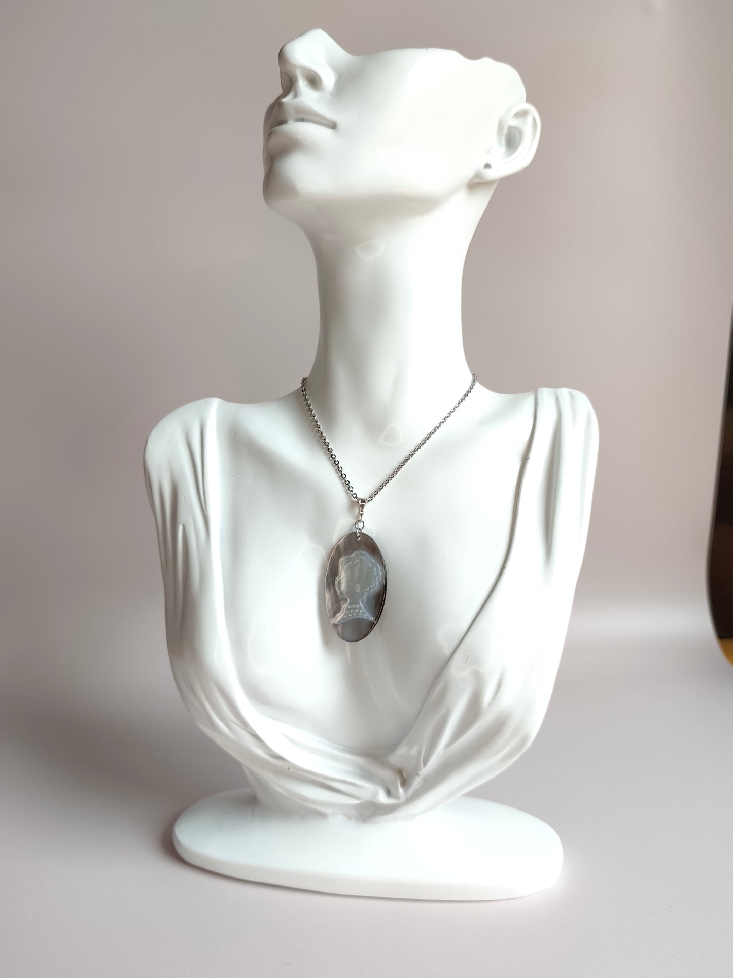 L'Inattendue — Brume d'Argent — Collier Camée Moderne