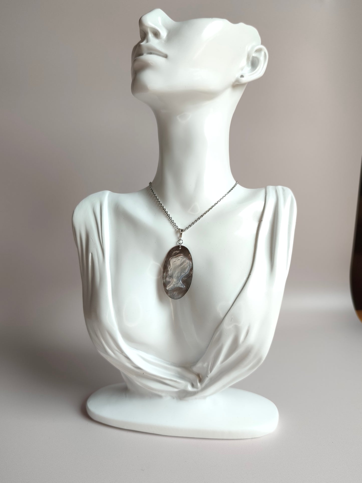L'Inattendue — Brume d'Argent — Collier Camée Moderne