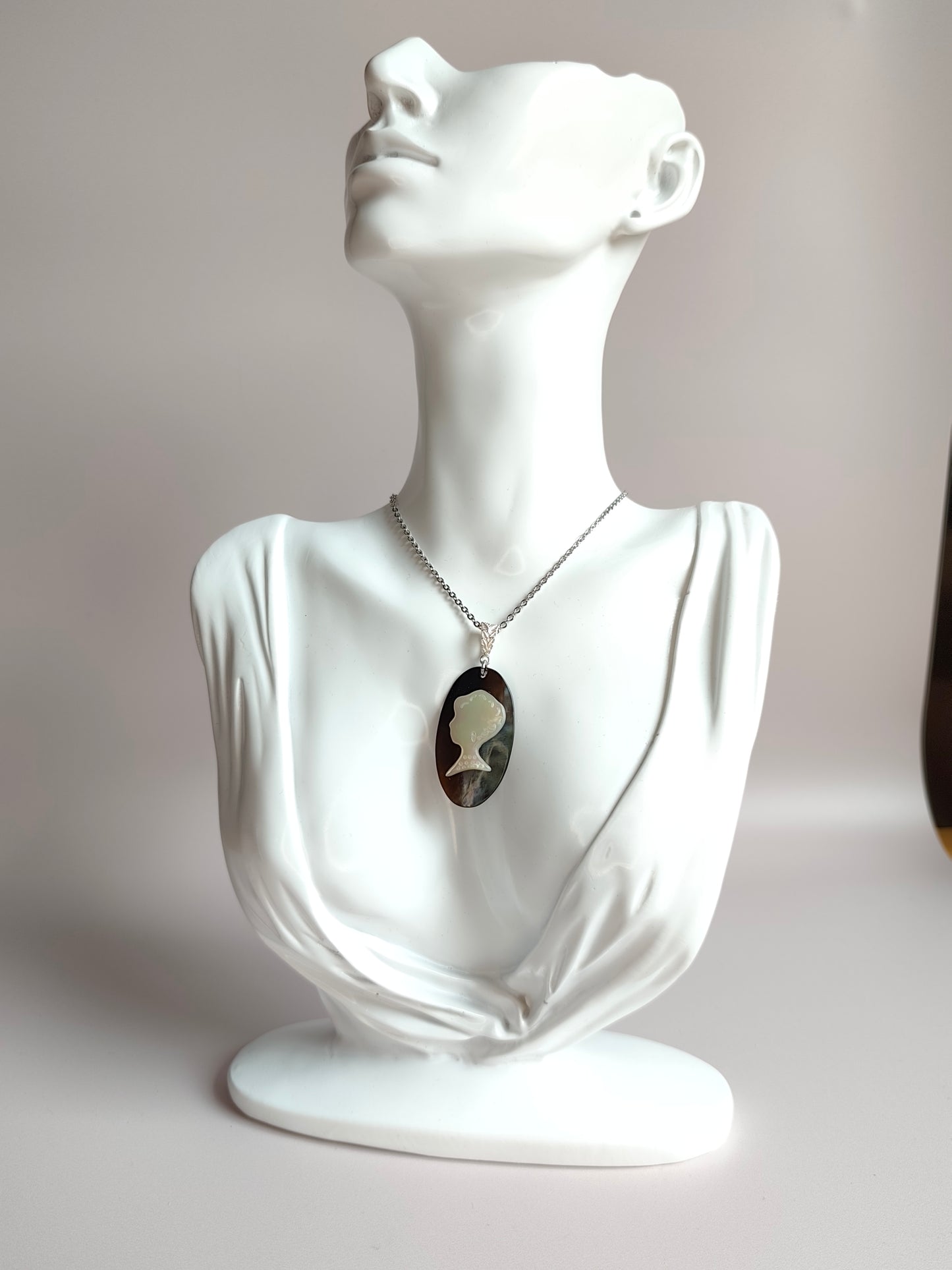 L'Inattendue — Ombre Marine— Collier Camée Moderne