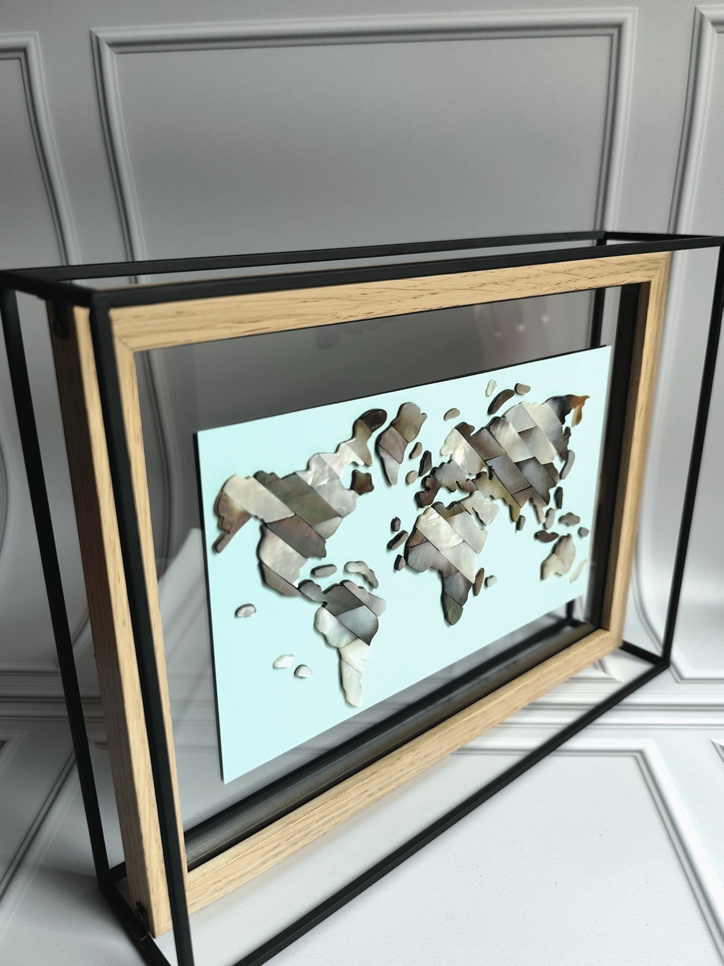 « Odyssée » – Tableau d’Art Planisphère en Nacre d’Exception et Cadre Architectural à Poser