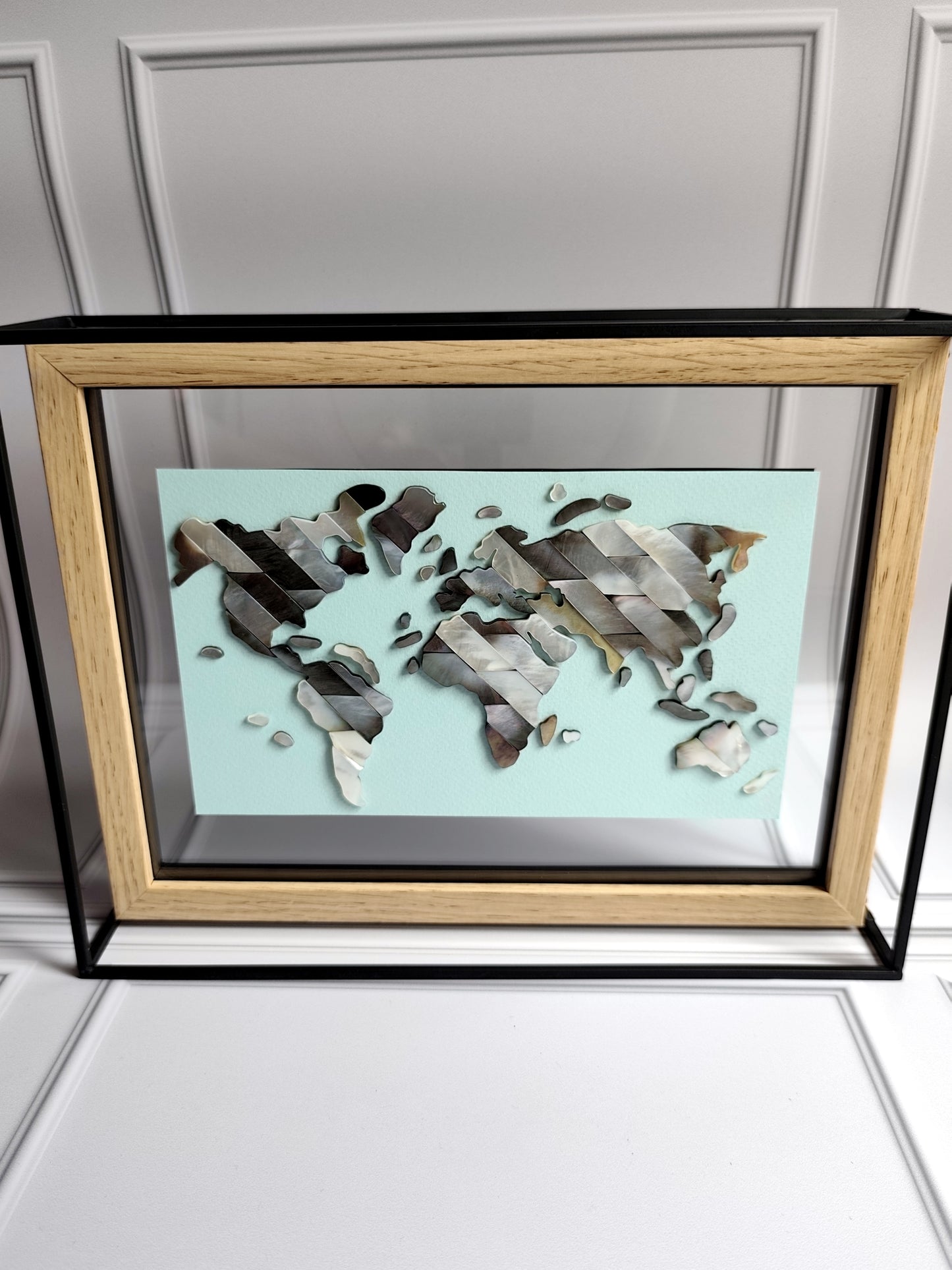« Odyssée » – Tableau d’Art Planisphère en Nacre d’Exception et Cadre Architectural à Poser