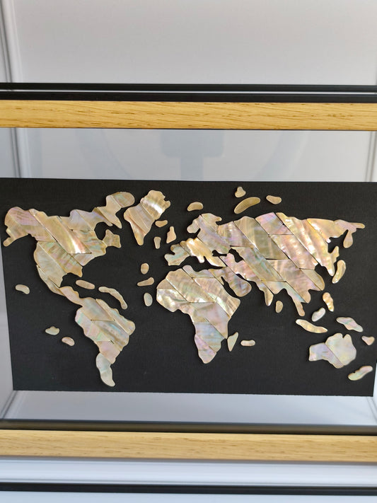 « Odyssée » – Tableau d’Art Planisphère en Nacre d’Exception et Cadre Architectural à Poser