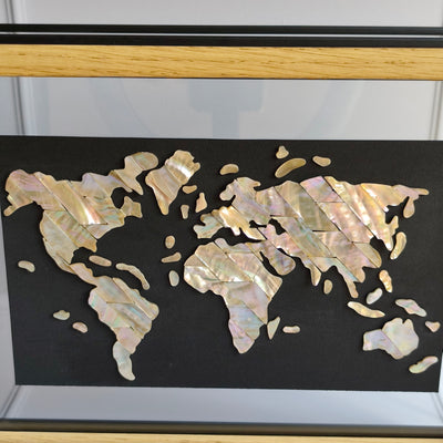 « Odyssée » – Tableau d’Art Planisphère en Nacre d’Exception et Cadre Architectural à Poser