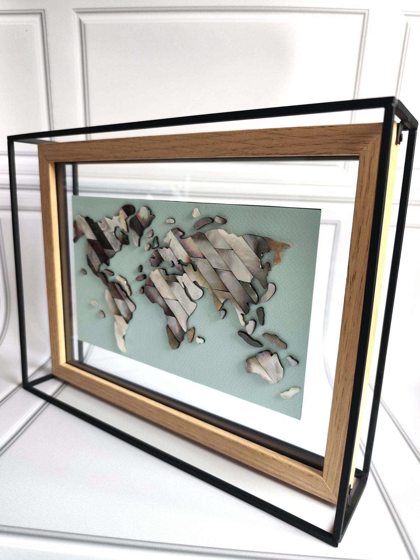« Odyssée » – Tableau d’Art Planisphère en Nacre d’Exception et Cadre Architectural à Poser