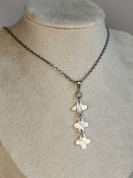 Idée cadeau originale & Noces de nacre. collier trinité triple croix, trefle ou signe épuré plus positif selon le regard, ajustable, en nacre grise et acier inoxydable - Atelier plum' de nacre