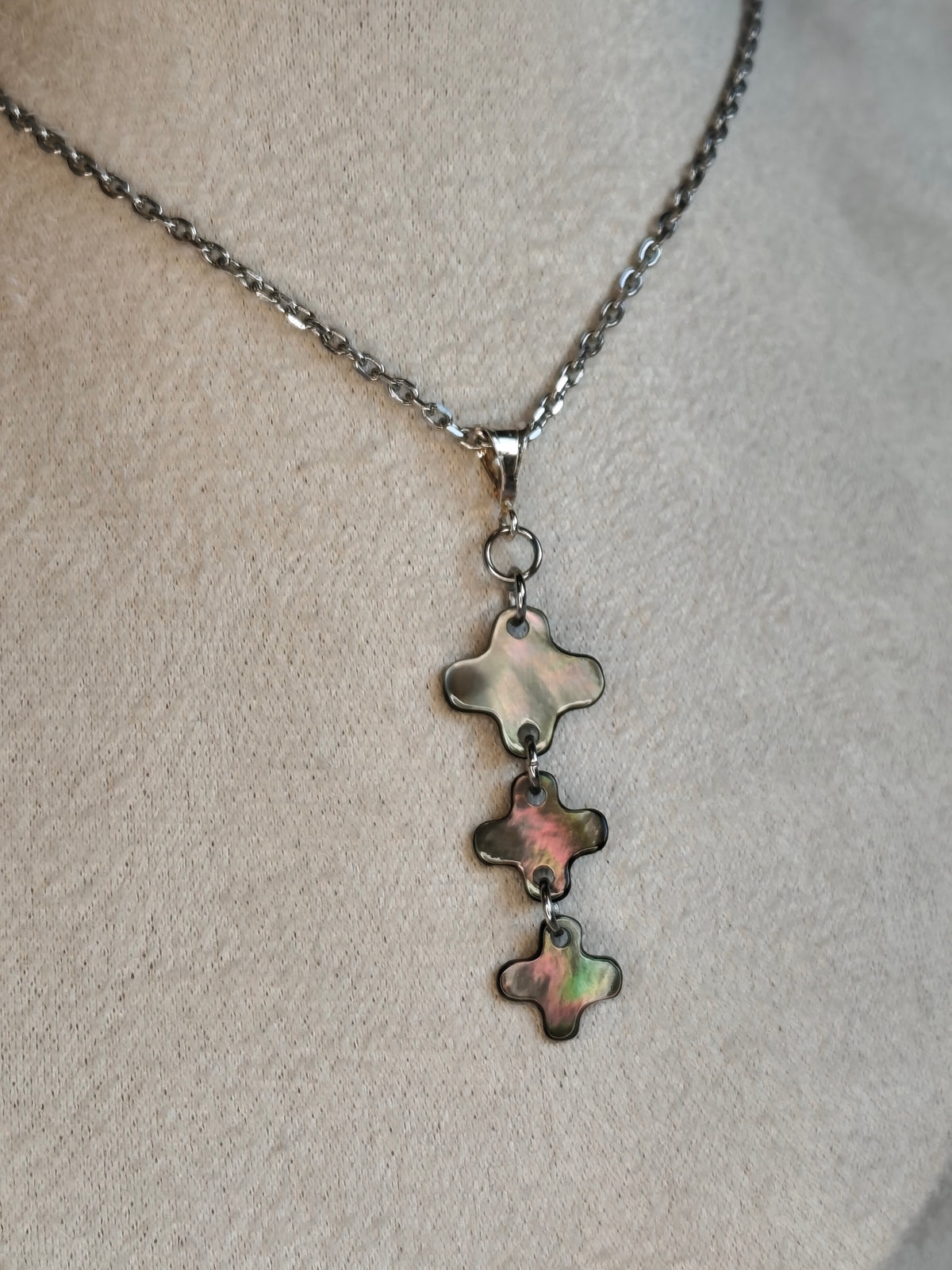 Idée cadeau originale & Noces de nacre. collier trinité triple croix, trefle ou signe épuré plus positif selon le regard, ajustable, en nacre grise et acier inoxydable - Atelier plum' de nacre