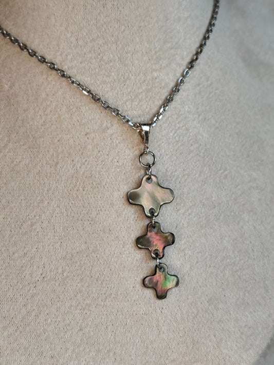 Idée cadeau originale & Noces de nacre. collier trinité triple croix, trefle ou signe épuré plus positif selon le regard, ajustable, en nacre grise et acier inoxydable - Atelier plum' de nacre