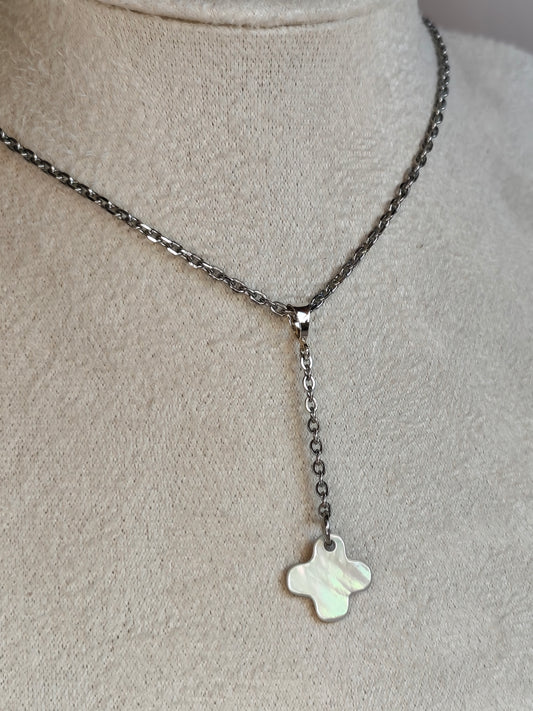 Idée cadeau originale & Noces de nacre. collier trinité croix, trefle ou signe épuré plus positif selon le regard, ajustable, en nacre grise et acier inoxydable - Atelier plum' de nacre