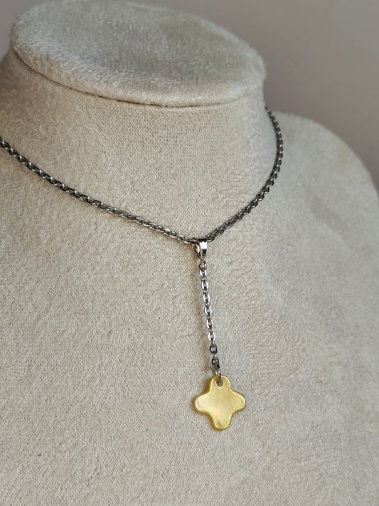 Idée cadeau originale & Noces de nacre. collier trinité croix, trefle ou signe épuré plus positif selon le regard, ajustable, en nacre grise et acier inoxydable - Atelier plum' de nacre