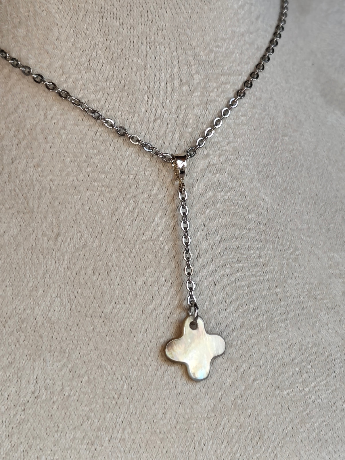 Idée cadeau originale & Noces de nacre. collier trinité croix, trefle ou signe épuré plus positif selon le regard, ajustable, en nacre grise et acier inoxydable - Atelier plum' de nacre