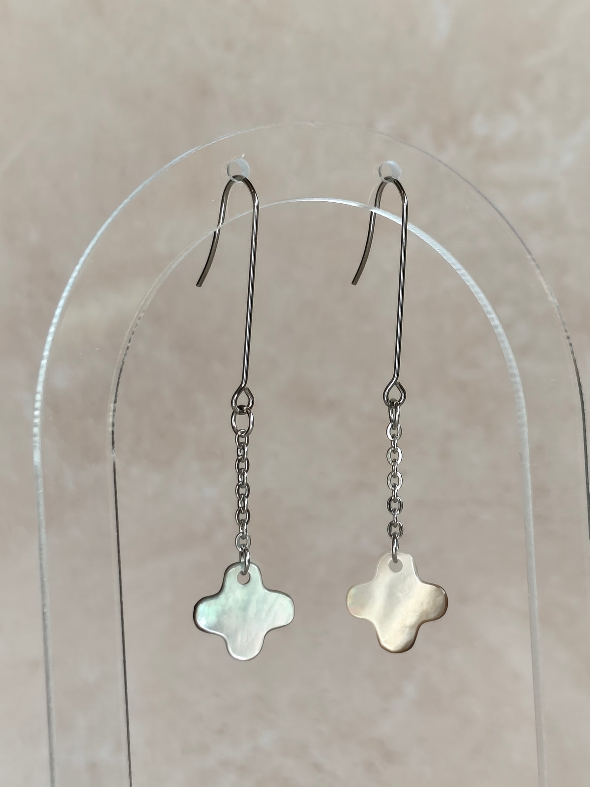 Idée cadeau originale & Noces de nacre. Boucles d'oreilles trinité croix, trefle ou signe épuré plus positif selon le regard, nacre grise et acier inoxydable - Atelier plum' de nacre