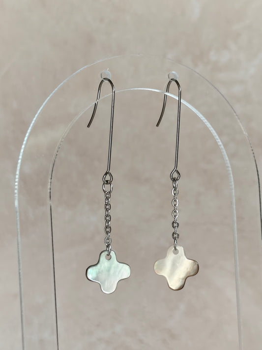 Idée cadeau originale & Noces de nacre. Boucles d'oreilles trinité croix, trefle ou signe épuré plus positif selon le regard, nacre grise et acier inoxydable - Atelier plum' de nacre