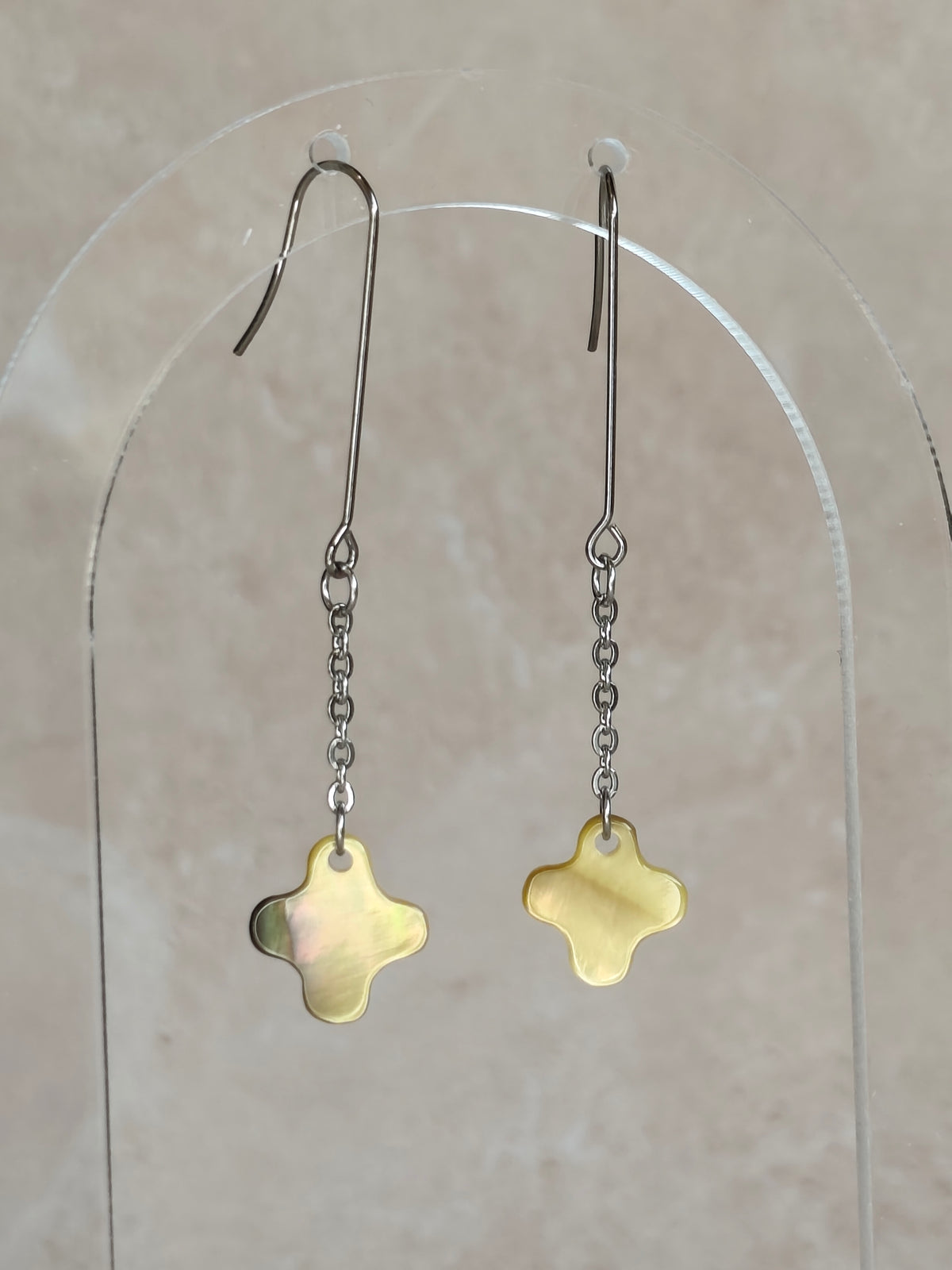 Idée cadeau originale & Noces de nacre. Boucles d'oreilles trinité croix, trefle ou signe épuré plus positif selon le regard, nacre grise et acier inoxydable - Atelier plum' de nacre