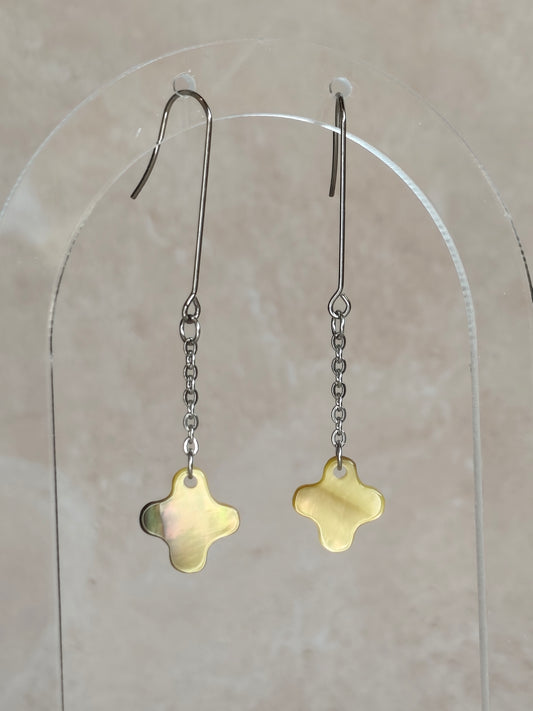 Idée cadeau originale & Noces de nacre. Boucles d'oreilles trinité croix, trefle ou signe épuré plus positif selon le regard, nacre grise et acier inoxydable - Atelier plum' de nacre