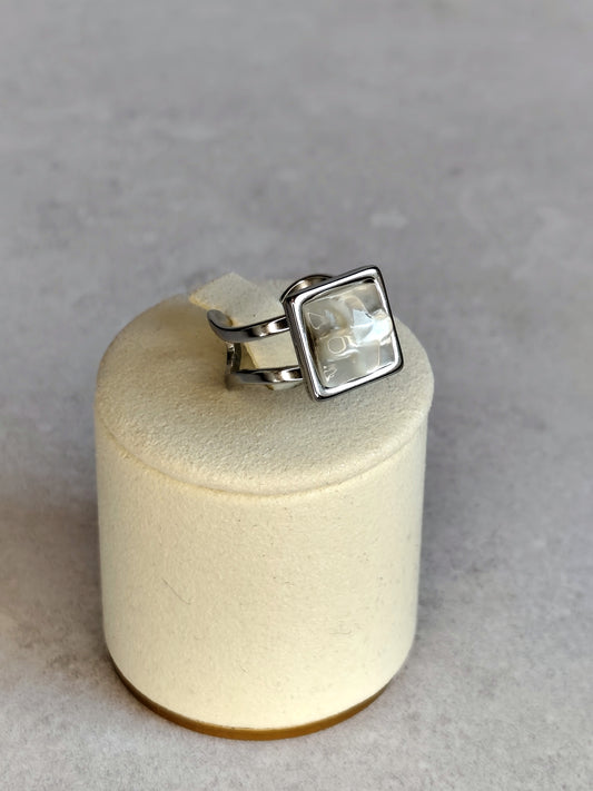 Idée cadeau originale & Noces de nacre. Bague trinité croix, trefle ou signe plus positif selon le regard, ajustable, en nacre grise et acier inoxydable - Atelier plum' de nacre
